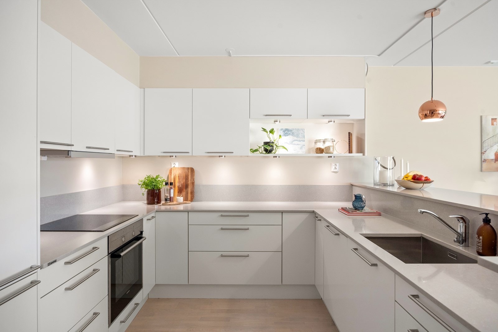 Moderne kjøkken fra Sigdal "modell Uno" med god skap- og benkeplass. Galleribilde