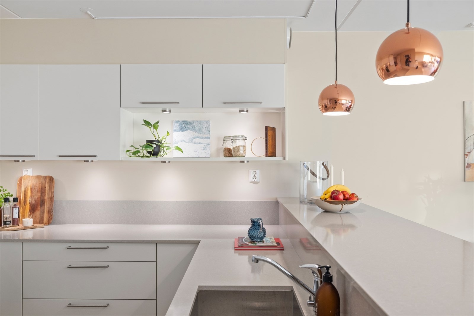 Videre er det integrerte hvitevarer som platetopp, stekeovn, oppvaskmaskin, kjøleskap og fryser. Galleribilde