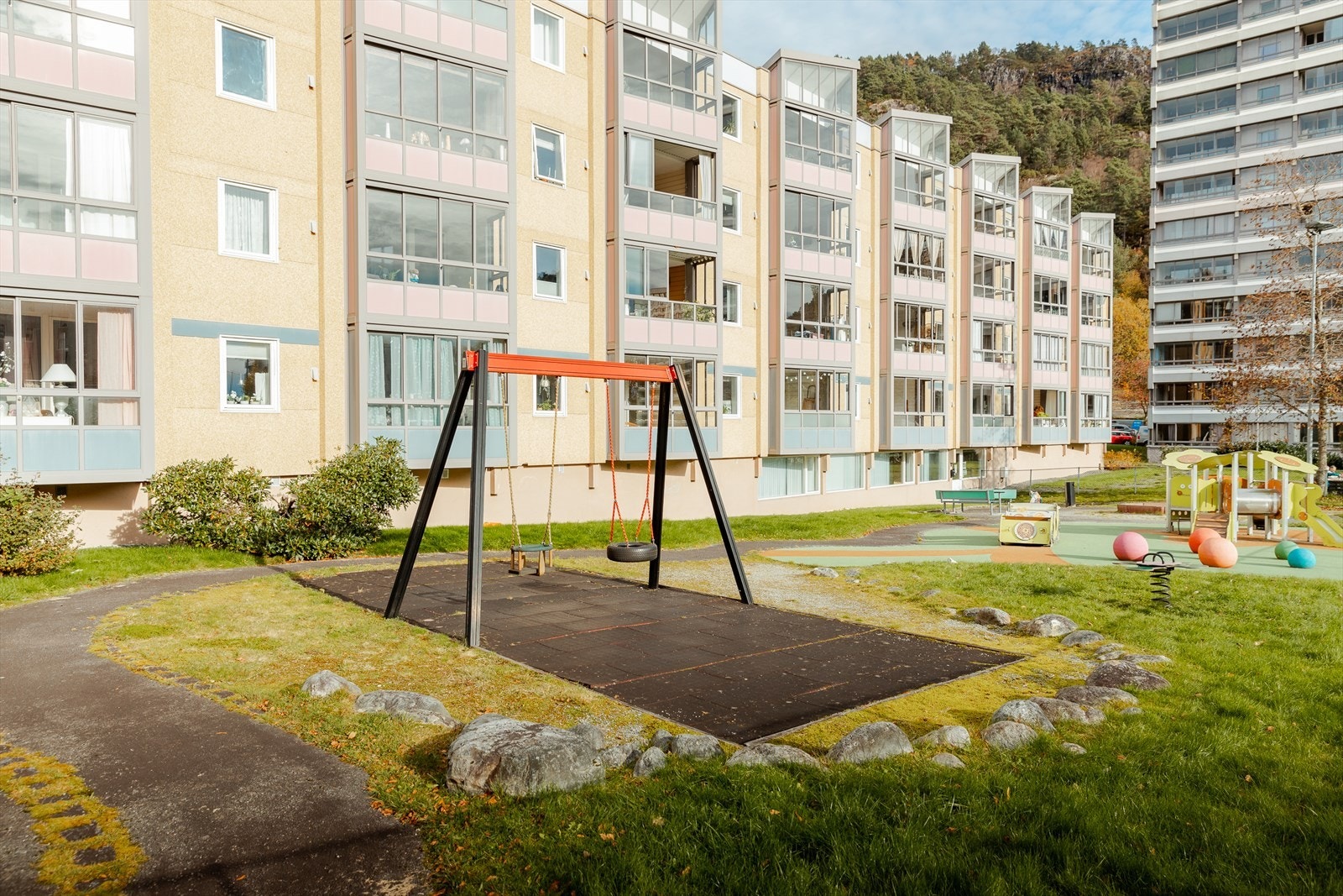 Borettslagets uteområder er opparbeidet med blant annet lekeplass, sittegrupper og ballbaner Galleribilde