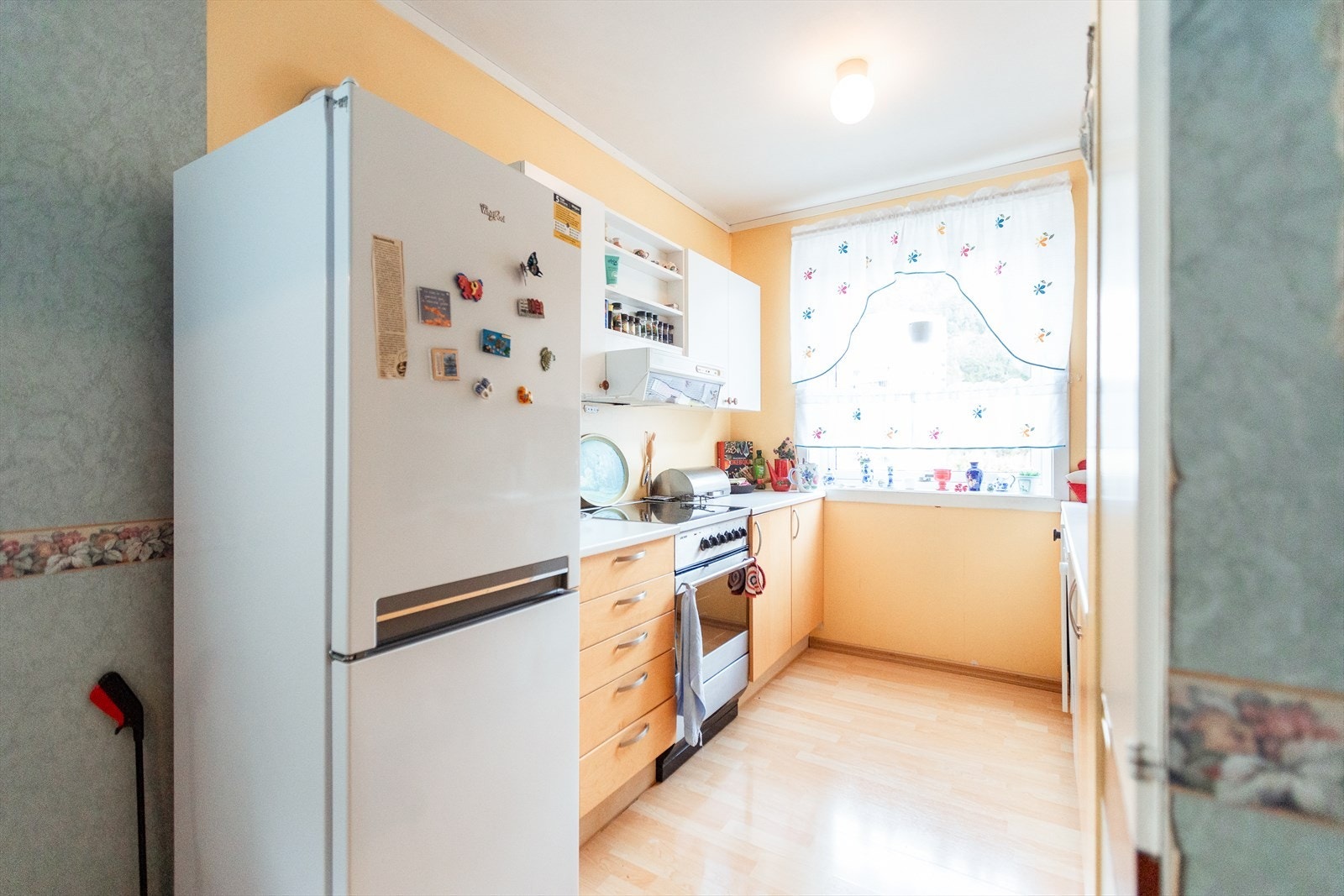 Kjøkkeninnredning med slette fronter og laminat benkeplate Galleribilde