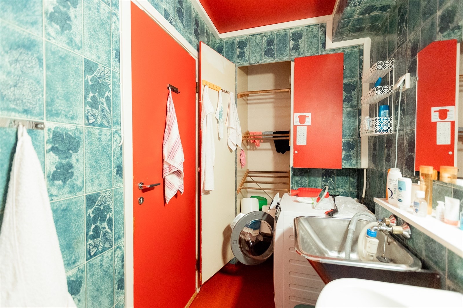 Bad/vaskerom er utstyrt med helstøpt servant, utslagsvask, dusjgarnityr og opplegg for vaskemaskin Galleribilde