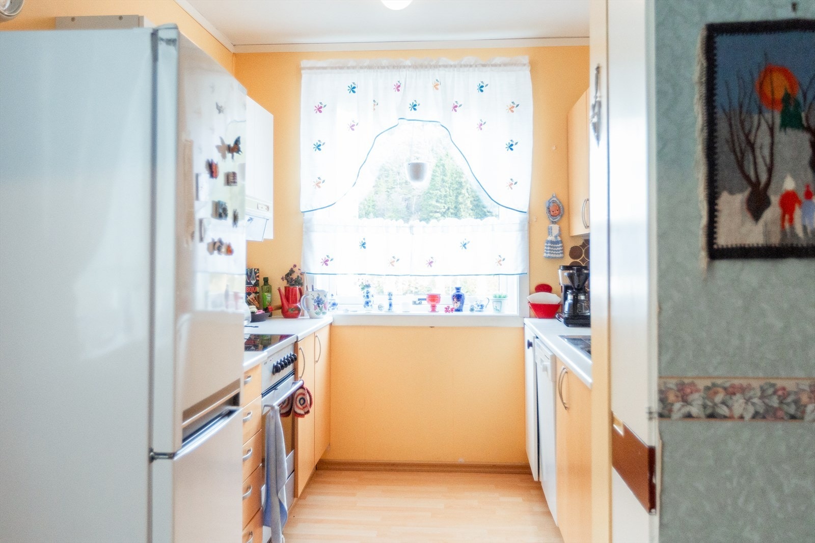 Over benkeplaten er det benyttet malte flater, stål oppvaskkum og ventilator (kullfilter) Galleribilde