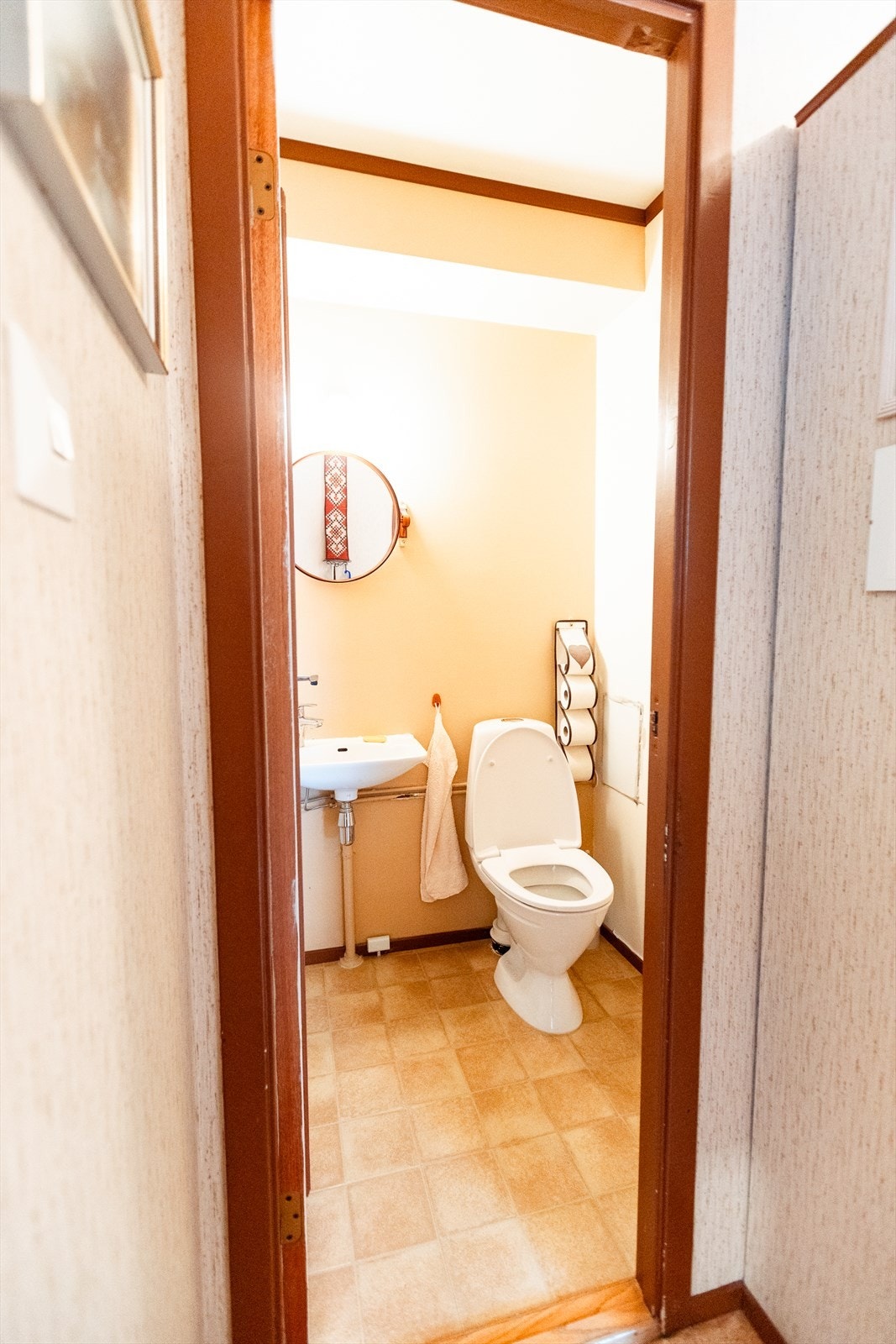 Eget toalettrom med toalett og servant Galleribilde