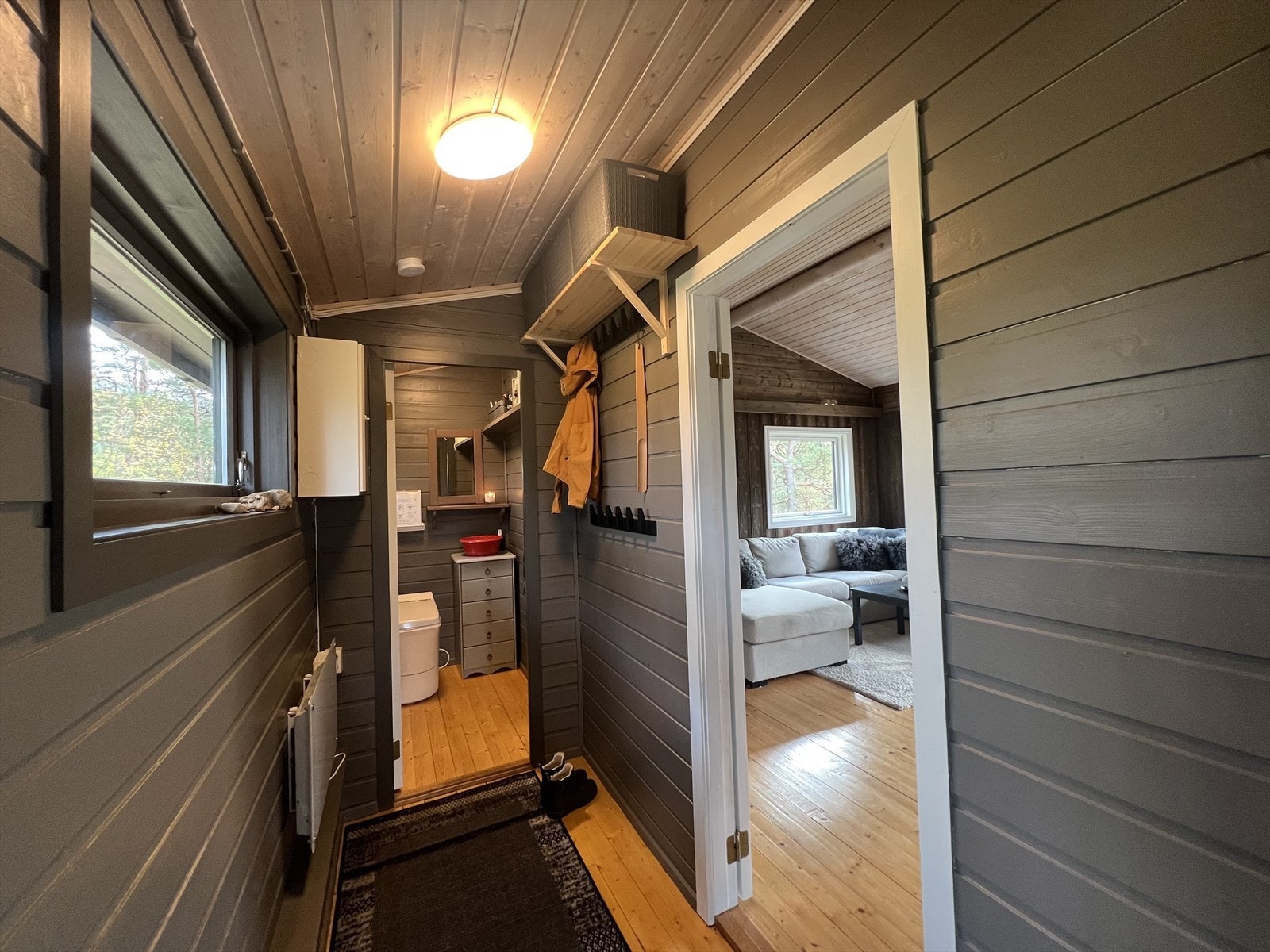 Velkommen inn! Her er det plass til å henge fra seg sko og yttertøy. Galleribilde