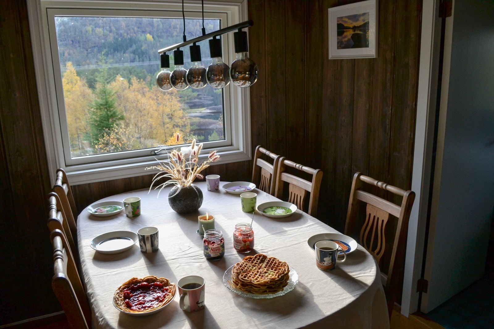 Plass til et stort spisebord som får en naturlig del i stuen. Med andre ord er det enkelt å innrede stuen slik at man får inndelt rommet i soner. Galleribilde