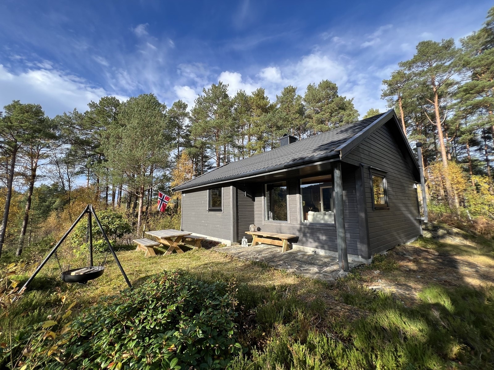 Velkommen til Bruvikdalsvegen 855! En koselig hytte med en flott beliggenhet på et høydedrag med enkel adkomst. Galleribilde