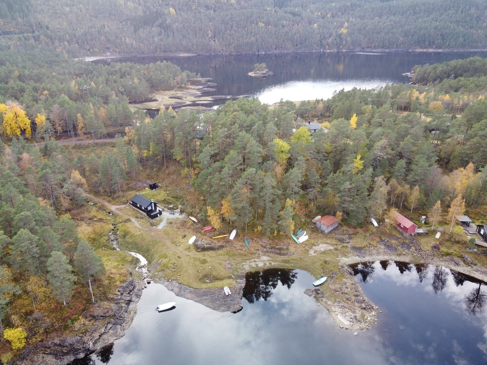 Fra hytten er det kort vei til området hvor en har båtfesterett. Galleribilde