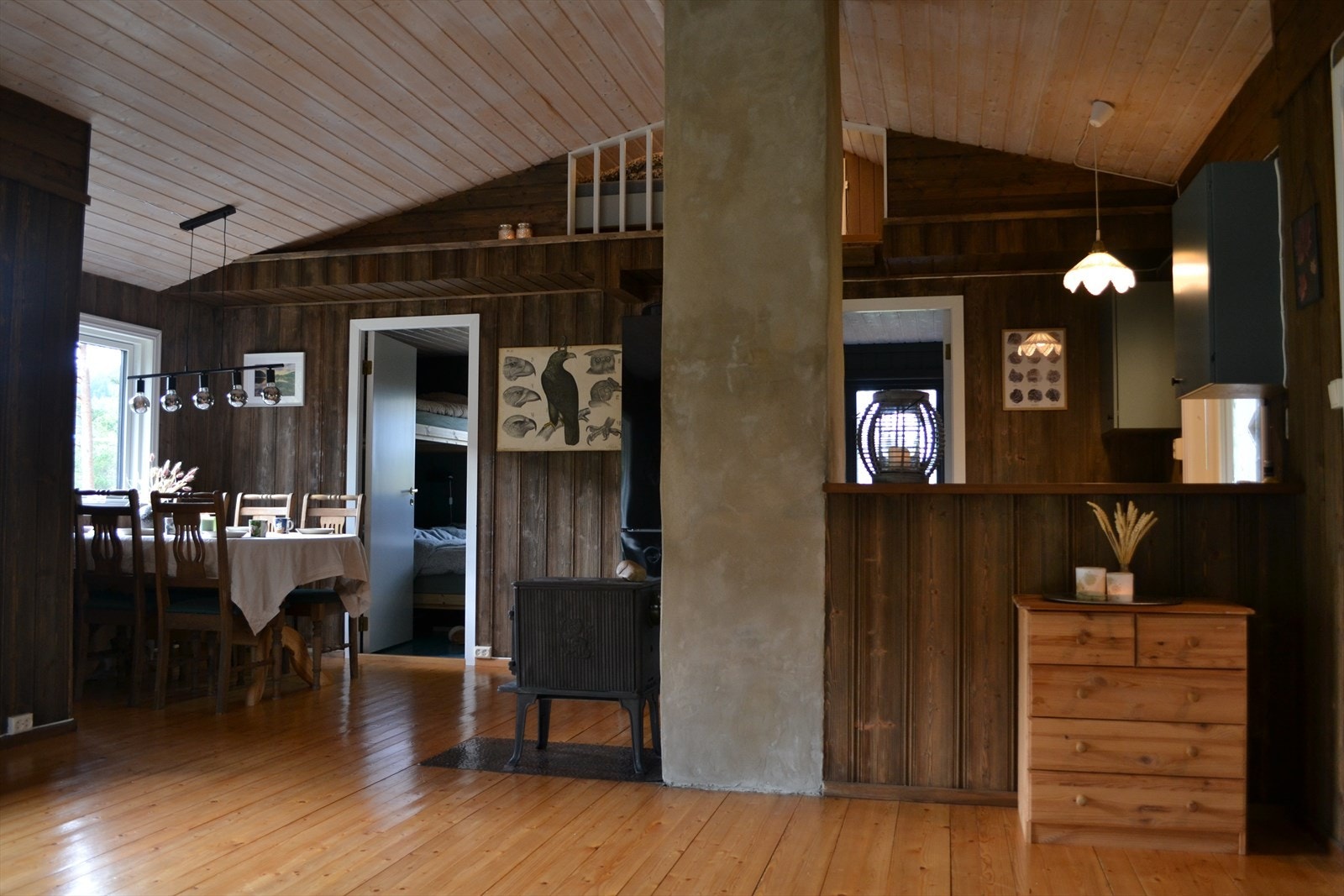 Det er meget god takhøyde i stuen/kjøkkenet som gir en god romfølelse. Galleribilde