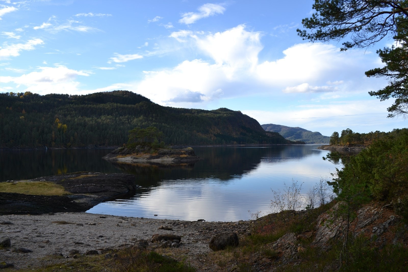 Fra hytten er det badeplass i umiddelbar nærhet. Galleribilde