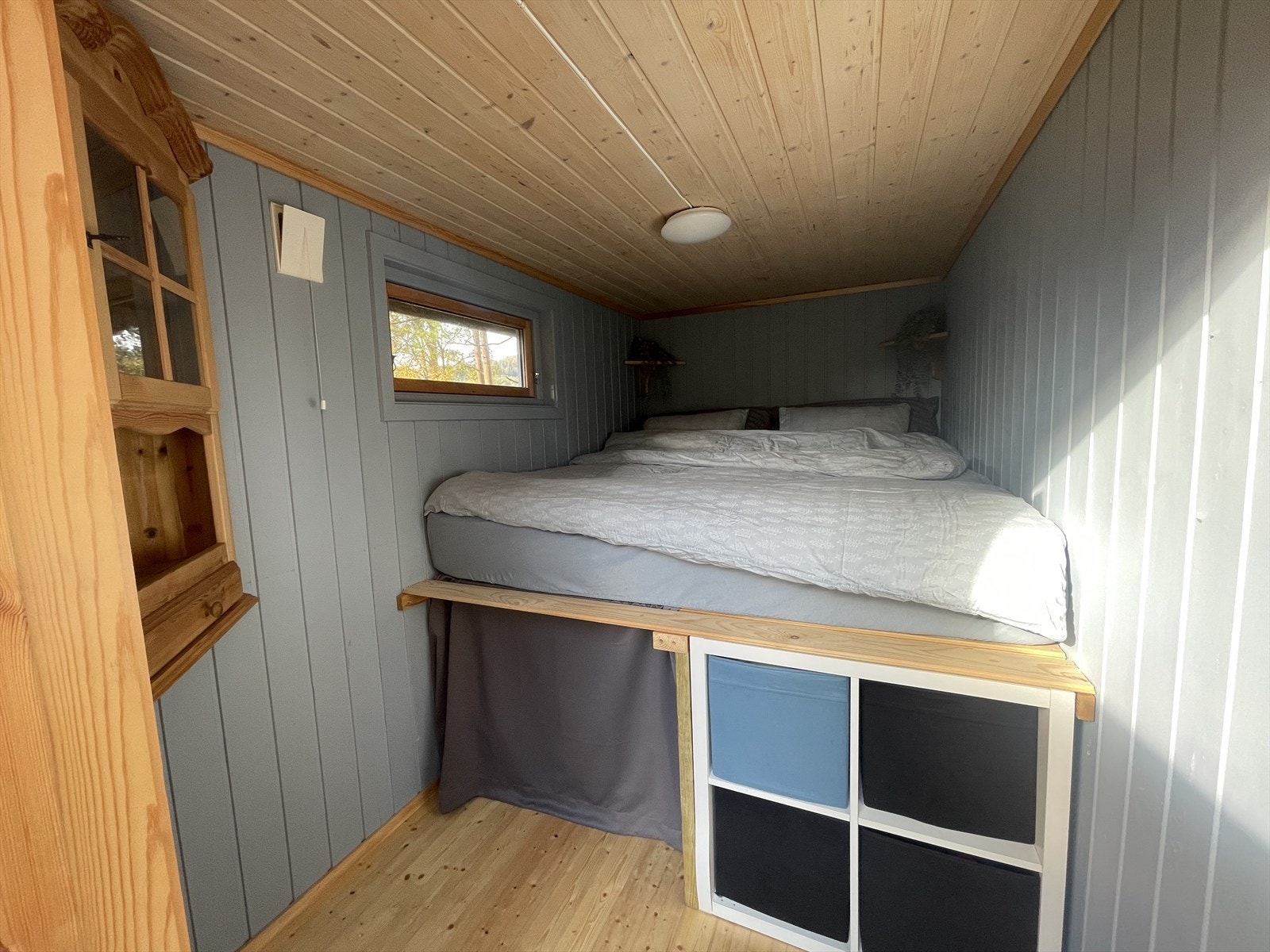 Her er det en plassbygd dobbeltseng med mye lagringsplass under. Galleribilde