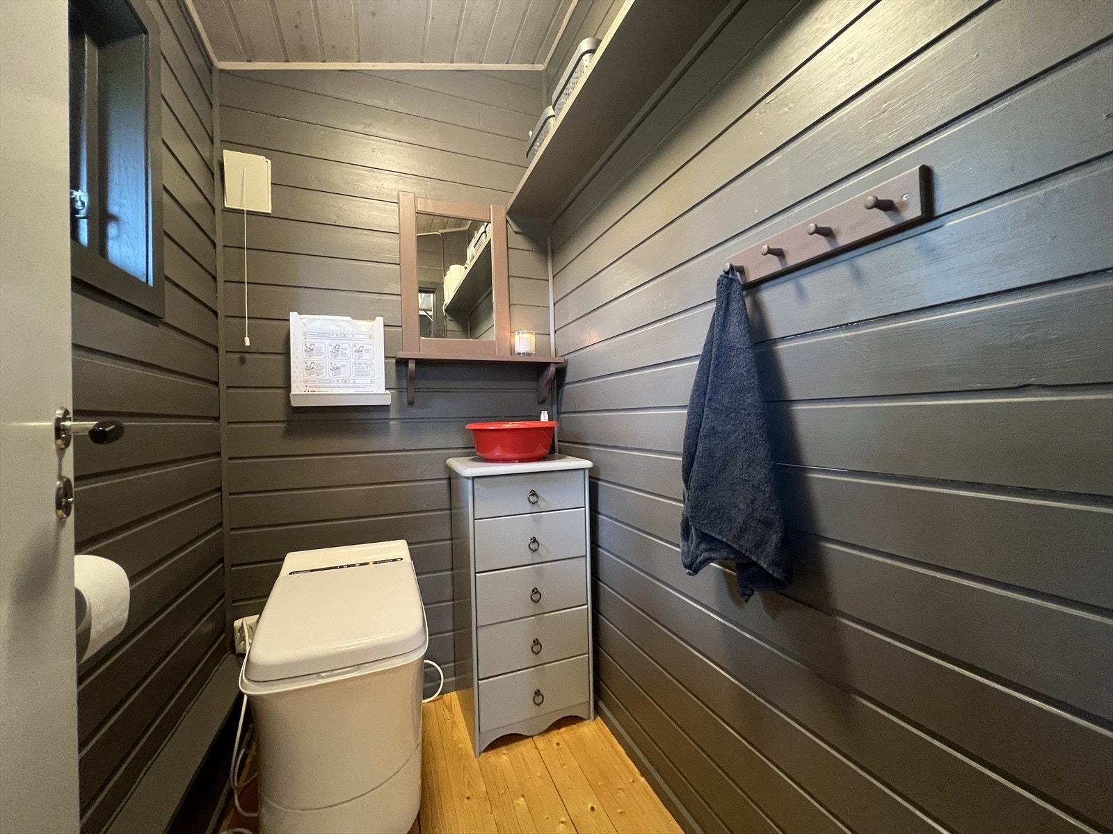 Fra gangen har man adkomst til toalettrommet hvor det er montert et forbrenningstoalett. Galleribilde