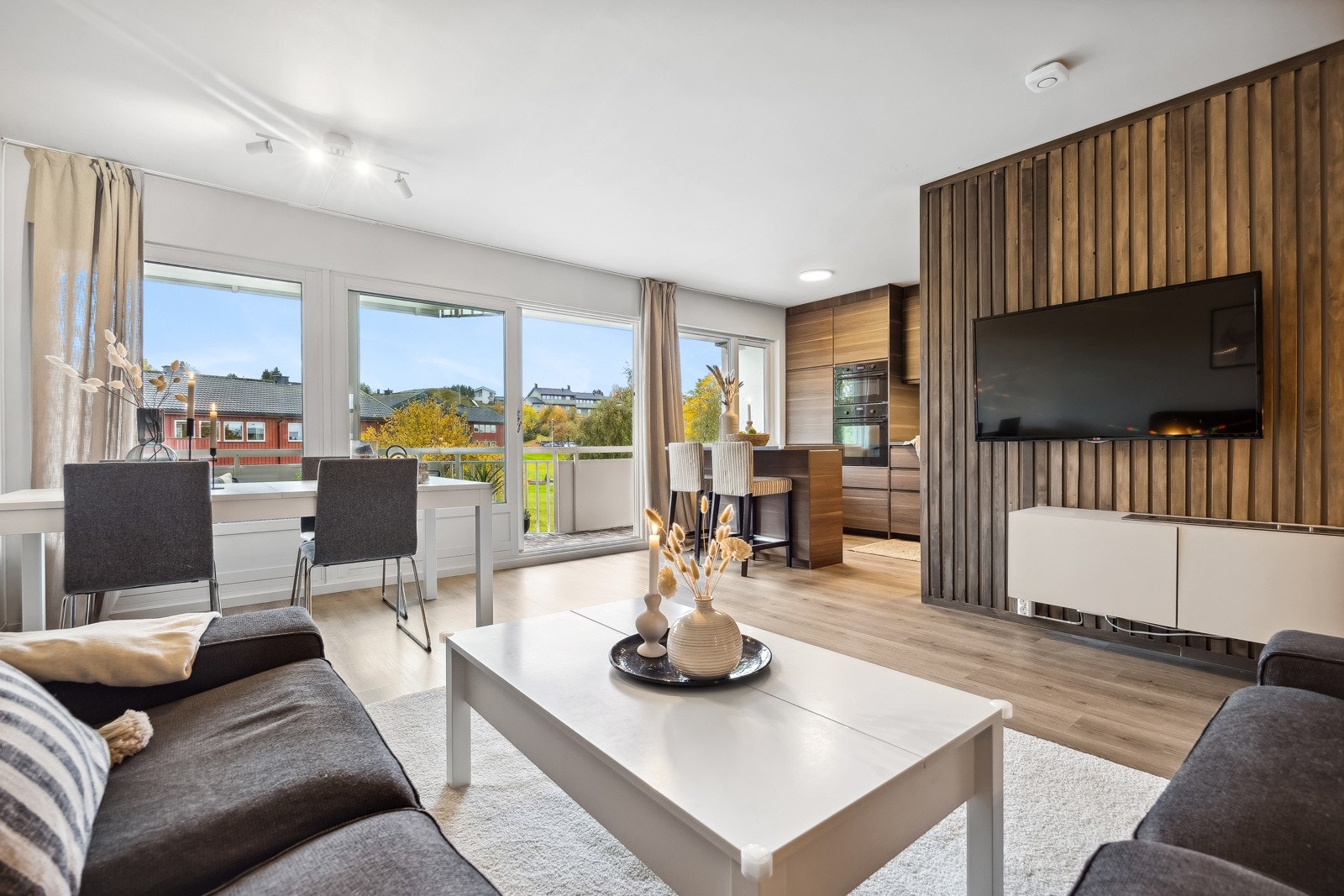 Boligen har naturlige soner for innredning og god plass til diverse møblement. Galleribilde