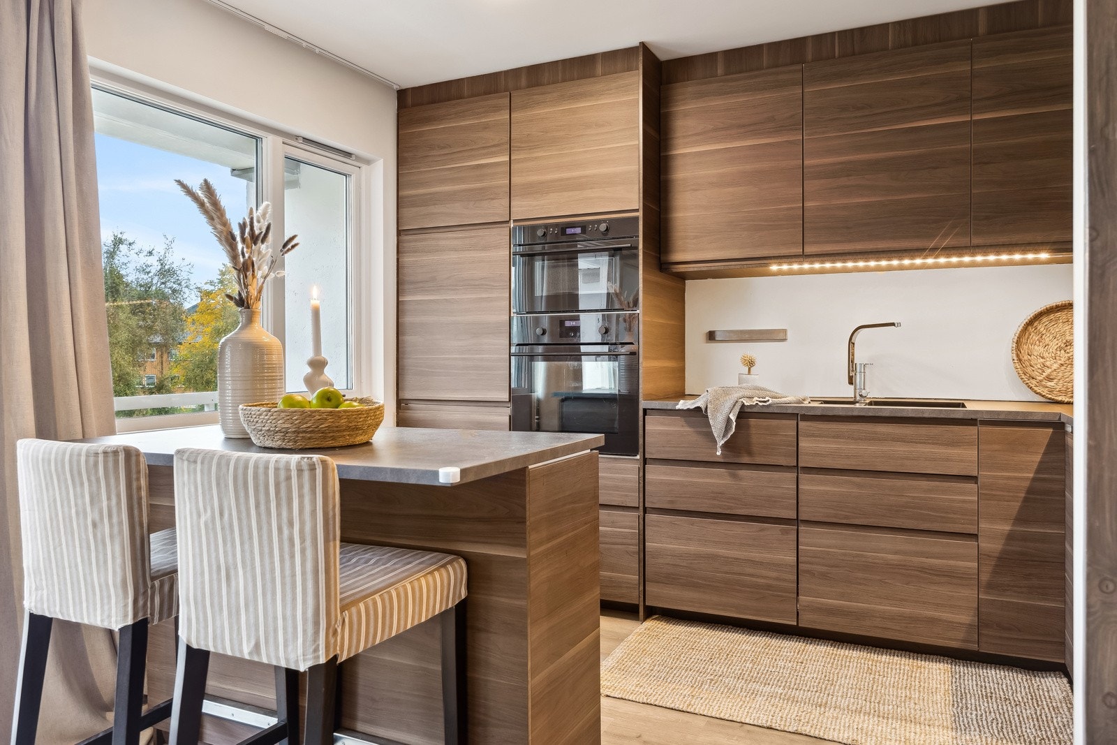 En moderne og nyoppusset 3-roms borettslagsleilighet som befinner seg i 2.etg. Galleribilde