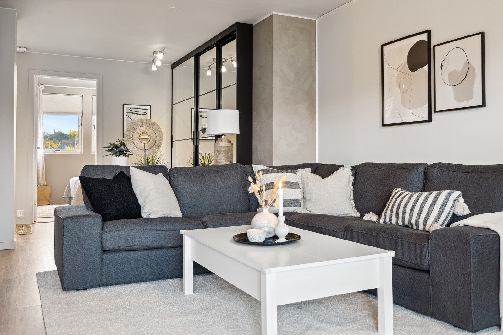 Godt med plass til stor sofagruppe. Galleribilde