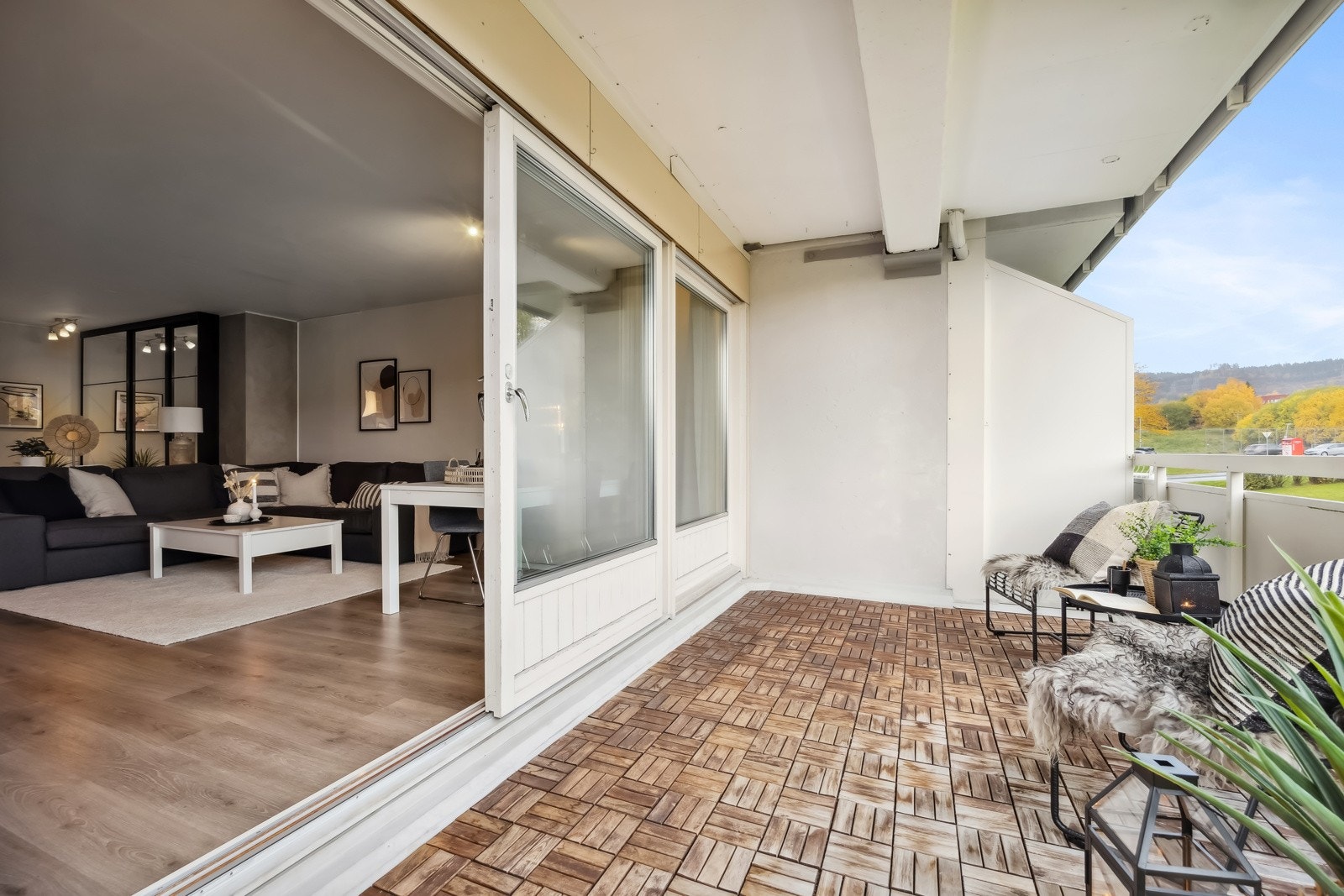 Romslig balkong med fine solforhold, fra dagtid og utover kvelden! Galleribilde