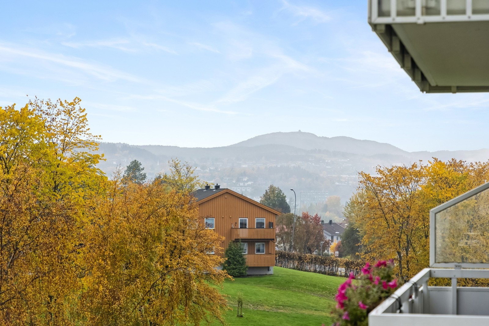 Fin utsikt fra balkong med fantastiske farger omkring. Galleribilde