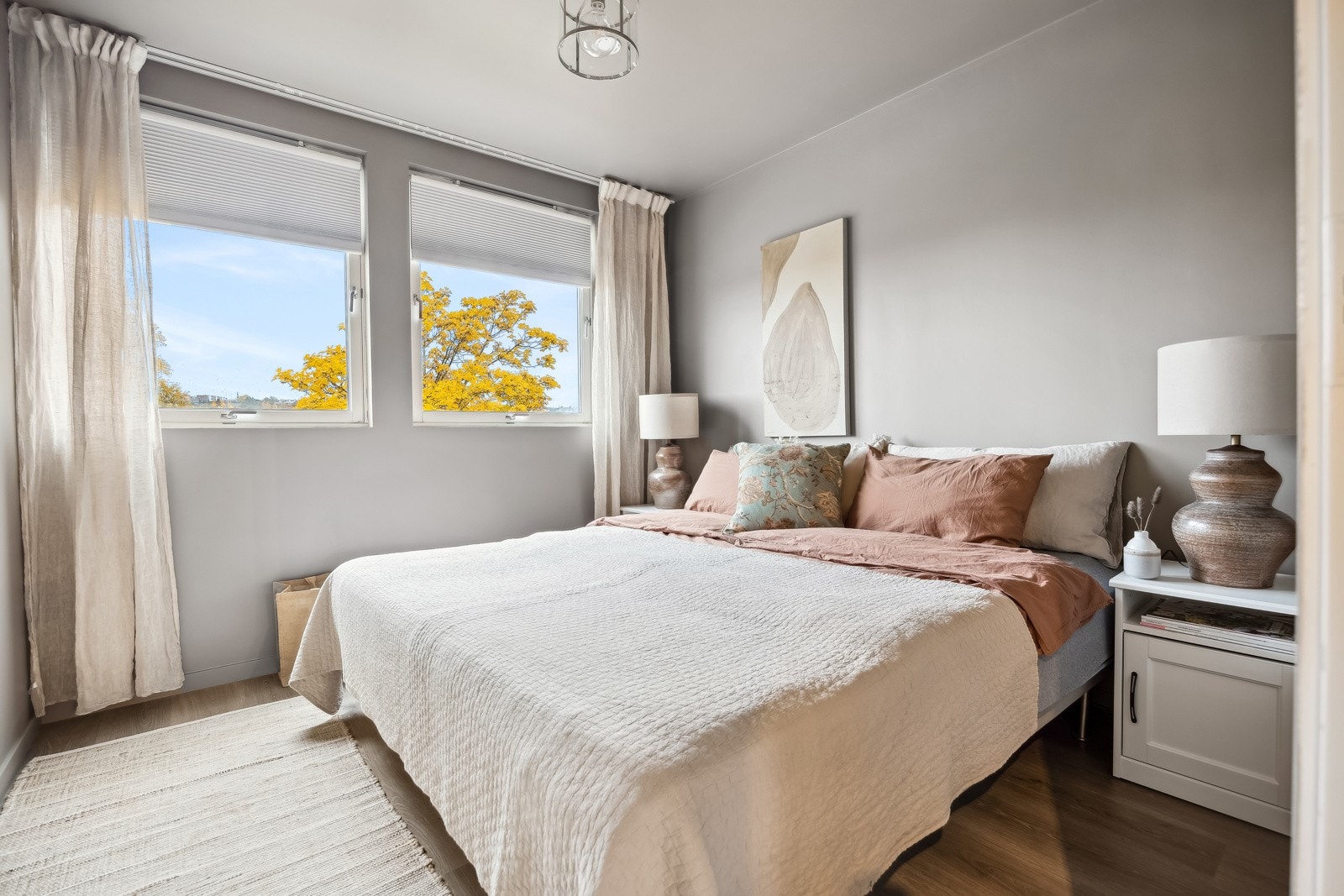 Hovedsoverom måler 8 kvm, masse naturlig lysinnslipp. Galleribilde