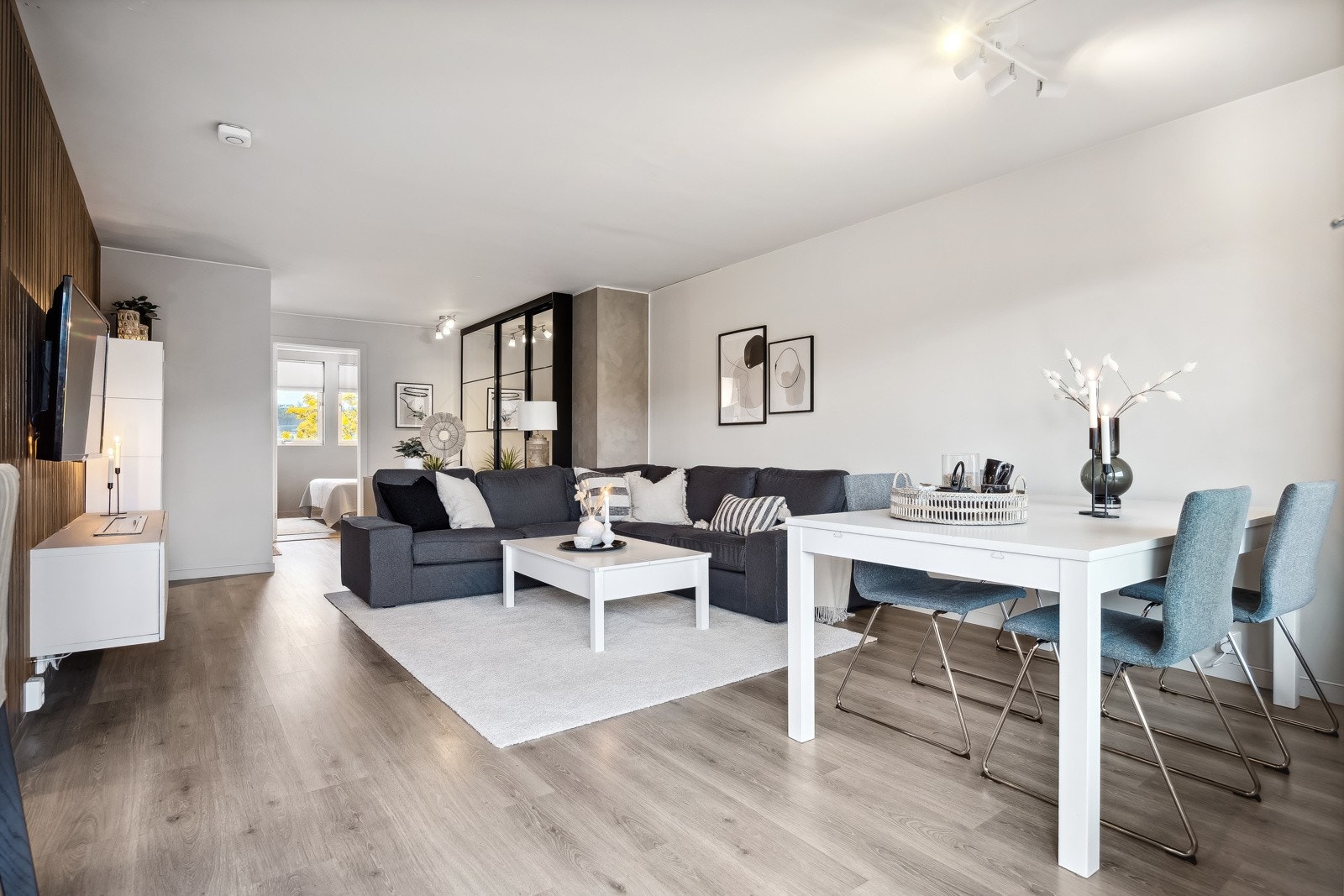 Stuen måler 24 kvm. Galleribilde