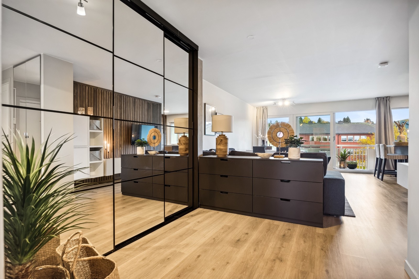 Moderne garderobeskap med speil. Galleribilde