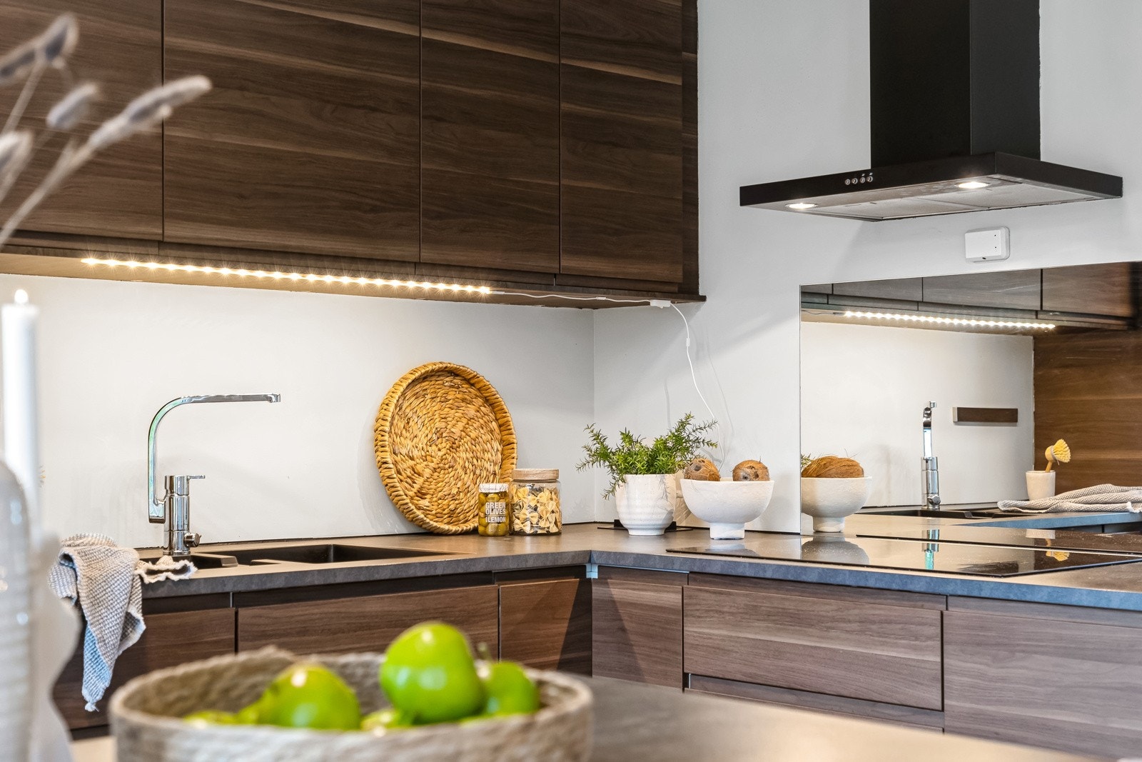 Kjøkkenøy, integrerte hvitevarer, masse benk- og skapplass, samt godt med naturlig lysinnslipp. Galleribilde