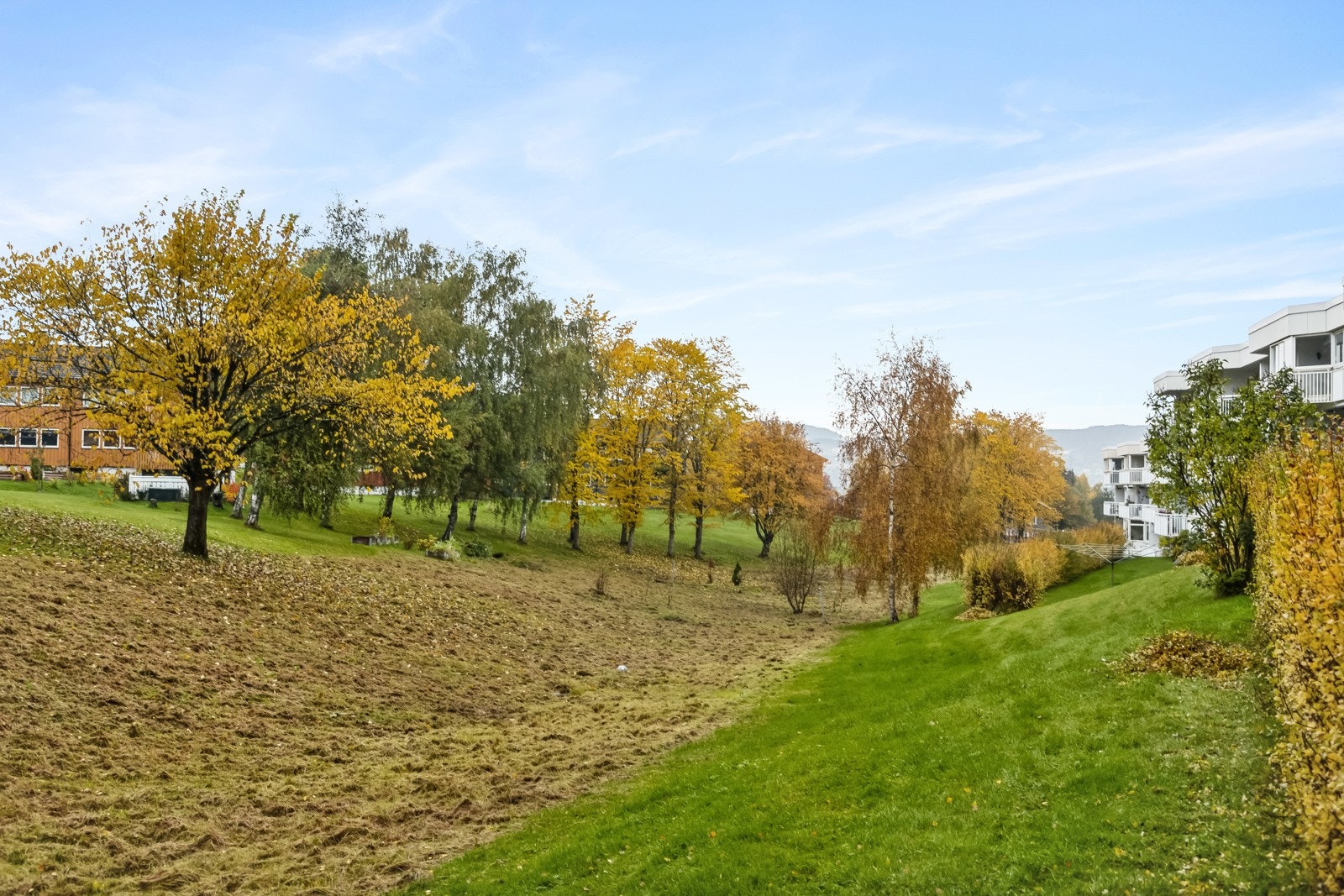 Utenfor boligen er det flotte grønnareal! Galleribilde
