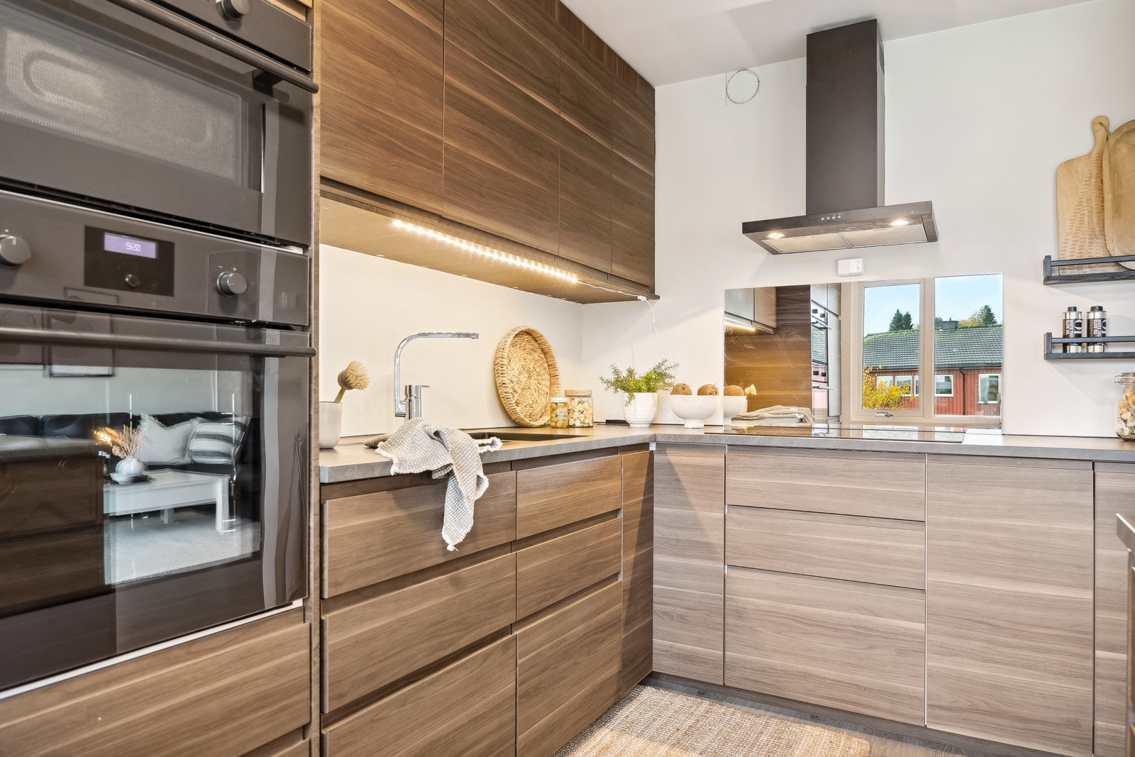 En slik åpen stue/kjøkken løsning skaper en luftig og romslig følelse. Galleribilde