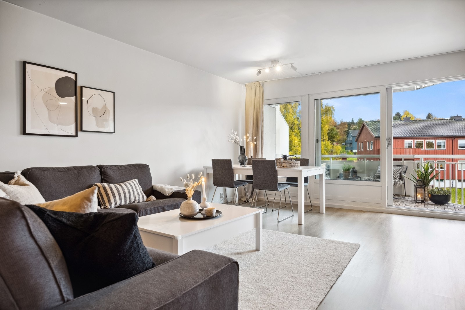 Utgang fra stue til balkong. Galleribilde