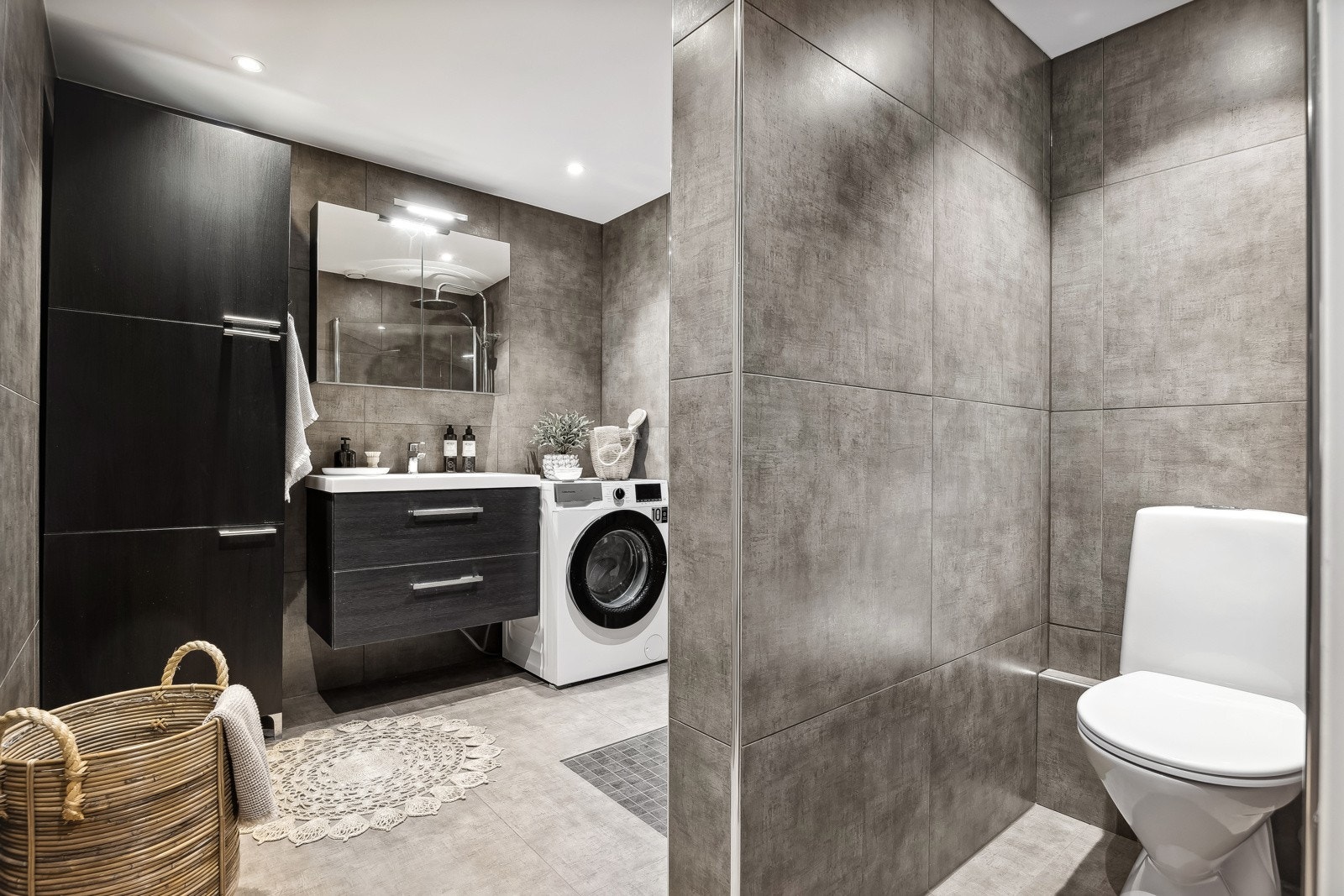 Moderne løsning, dusj med glassdører og opplegg for vaskemaskin. Galleribilde