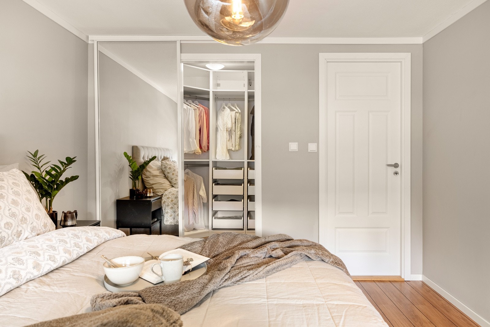 Soverommet har egen walkin garderobe Galleribilde