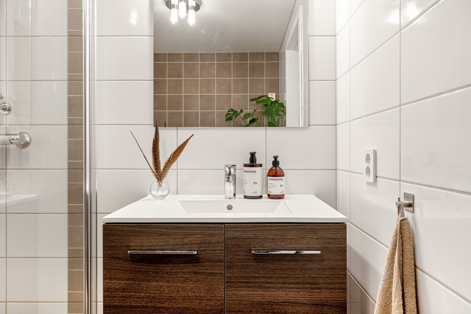 Fliser på gulv og vegger. Varmekabler i gulv og opplegg for vaskemaskin Galleribilde