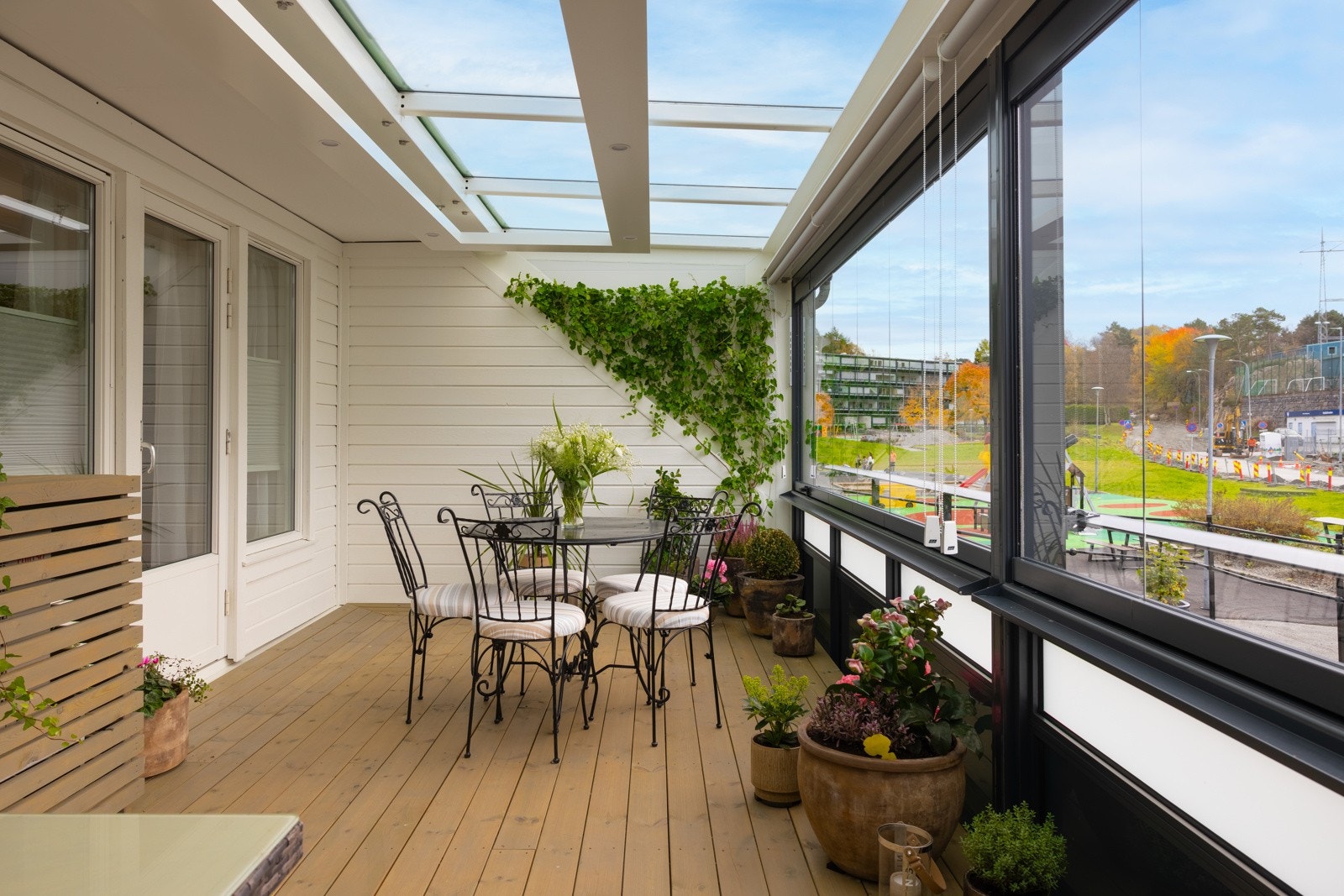 Stor vestvendt innglasset balkong på 21kvm Galleribilde