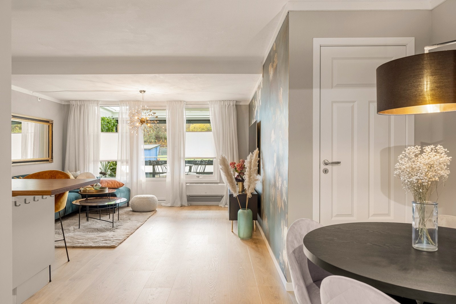 Gulvet i stuen er nylig skiftet til enstavs laminat Galleribilde