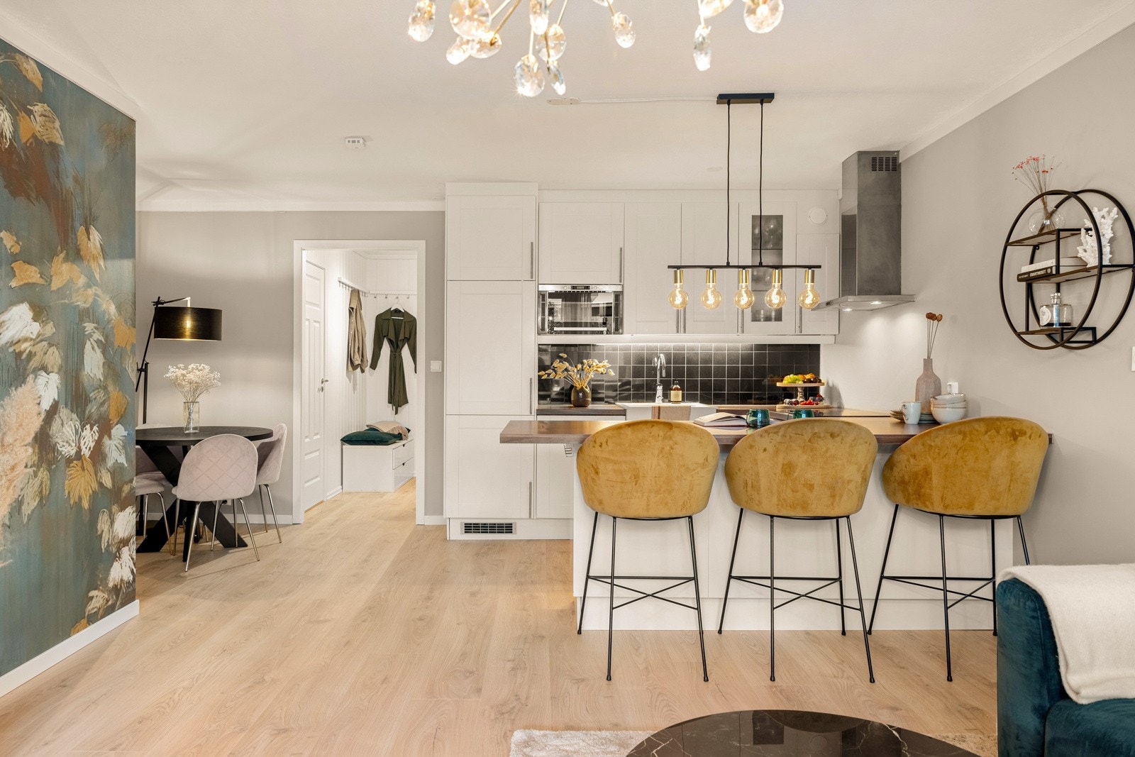 Åpen løsning mellom stue og kjøkken Galleribilde