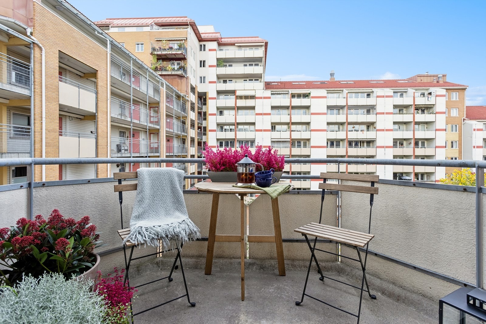 Nordvendt balkong på ca. 3 m² med adkomst fra stue. Galleribilde