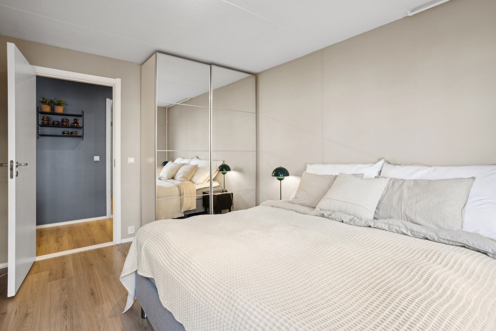 Her har du plass til dobbeltseng med tilhørende møblement. Rommet er for øvrig allerede utstyrt med garderobeskap som gjerne kan suppleres med ytterligere skap eller en kommode om ønskelig. Galleribilde