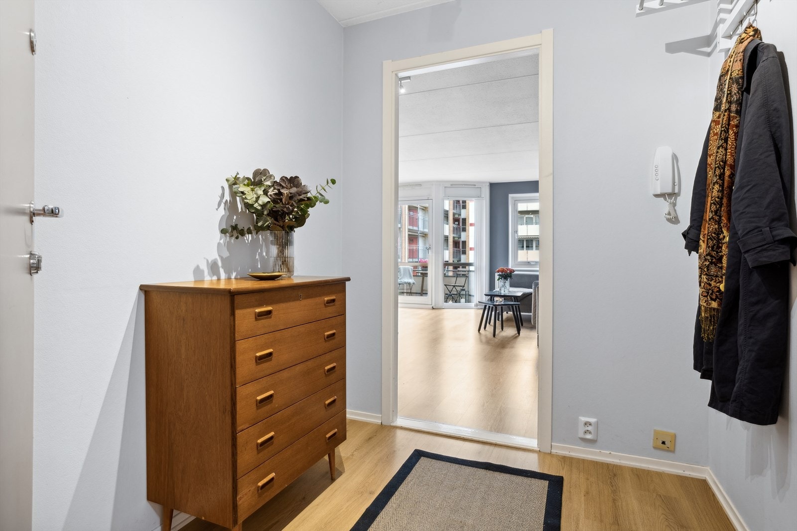 Leiligheten har en innbydende entré. Ved første steg inn i leiligheten får du et godt førsteinntrykk. Her er det god plass til å henge fra seg yttertøy og sette fra seg sko før man går videre inn i boligen. Galleribilde