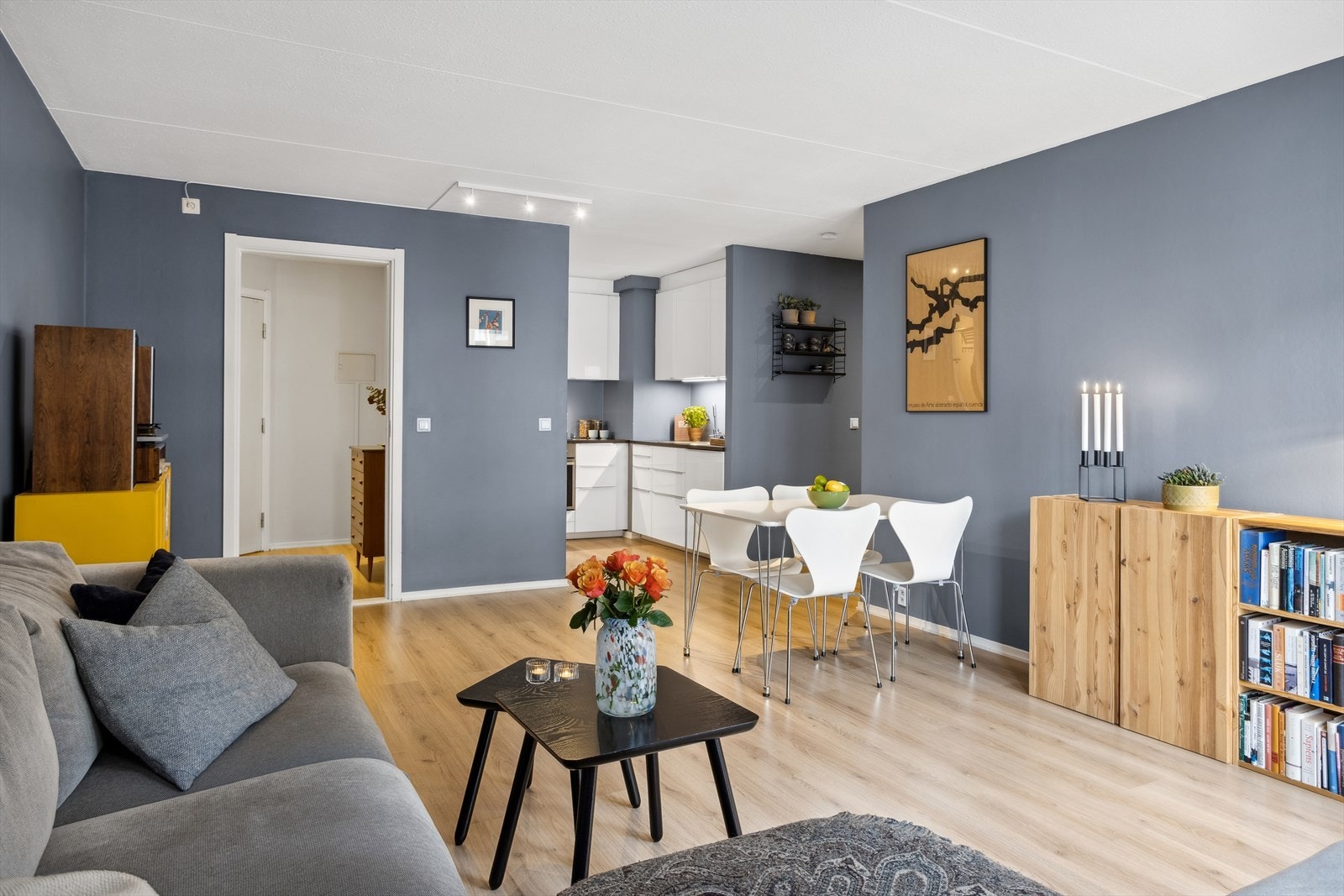 Leilighetens midtpunkt er stuen med åpen løsning til kjøkkenet. De store vindusflatene i stuen sørger for et godt lysinnslipp og skaper en god romfølelse. Galleribilde