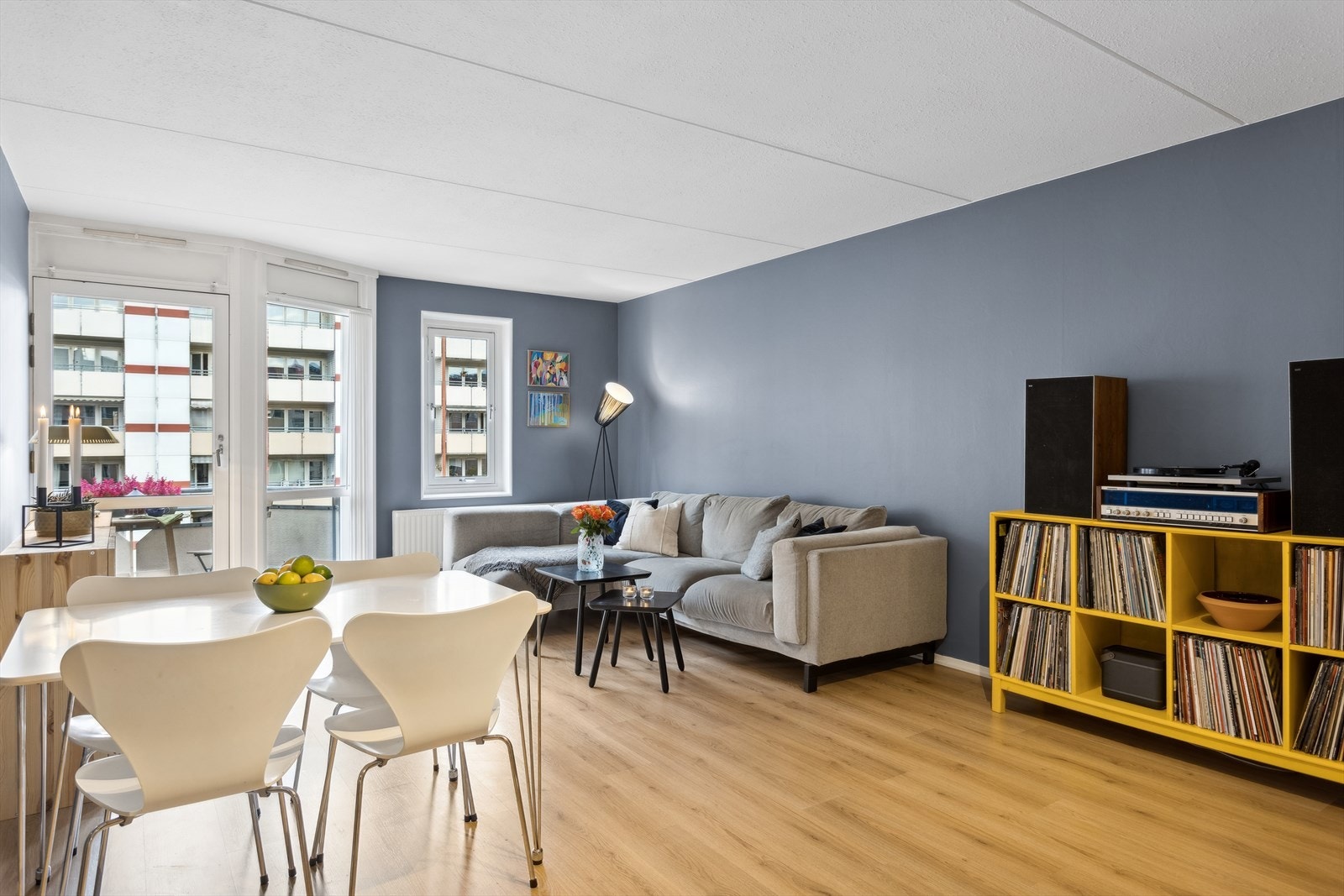 Dette er en flott 2-roms selveier i 5. etasje med balkong vendt mot rolig bakgård med moderne og god standard. Galleribilde