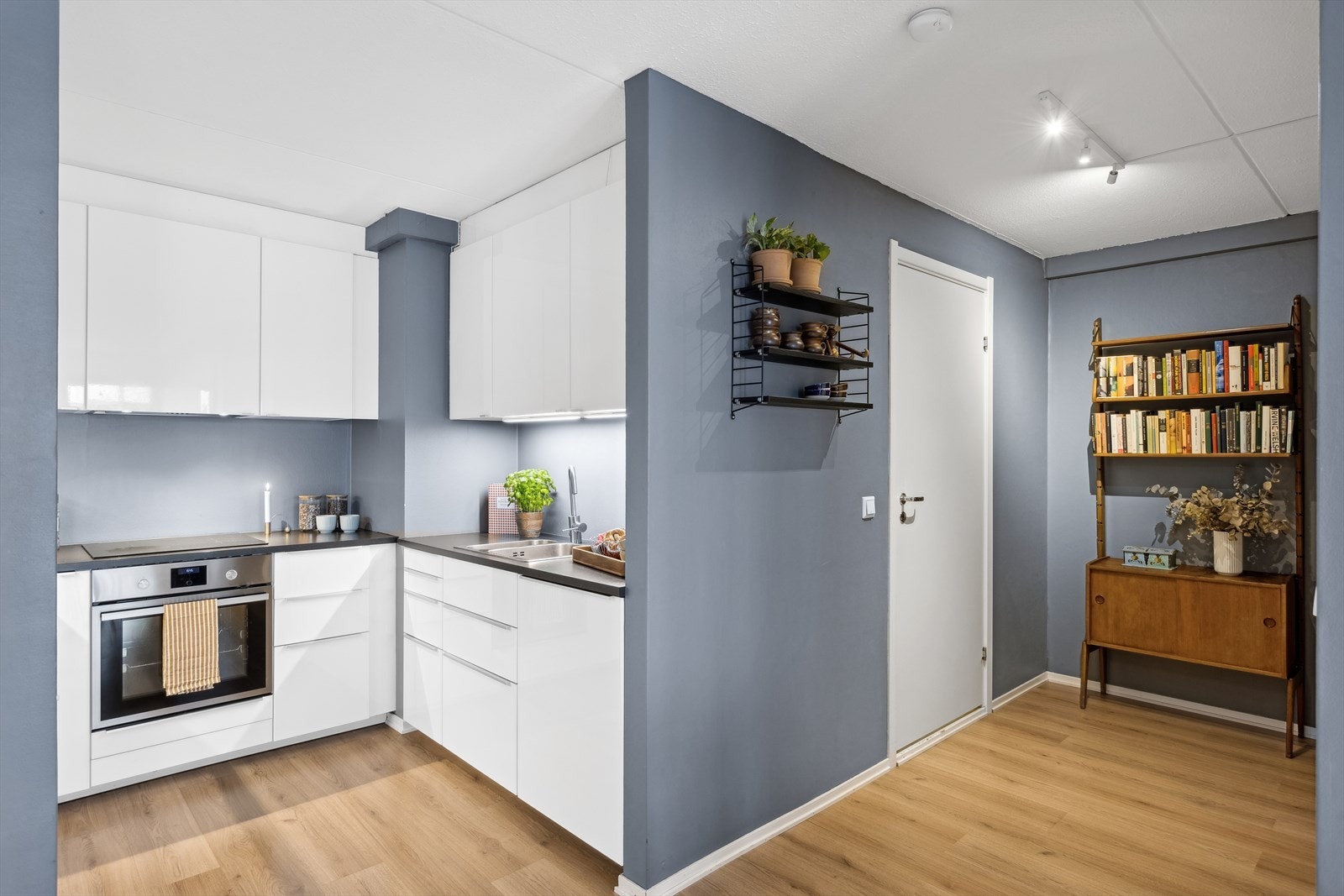 Stilrent IKEA kjøkken bestående av kjøkkeninnredning med slette folierte høyglansfronter, laminat benkeplate, 1 ½ oppvaskkum, kjøkkenventilator i stål m/kullfilter. Galleribilde