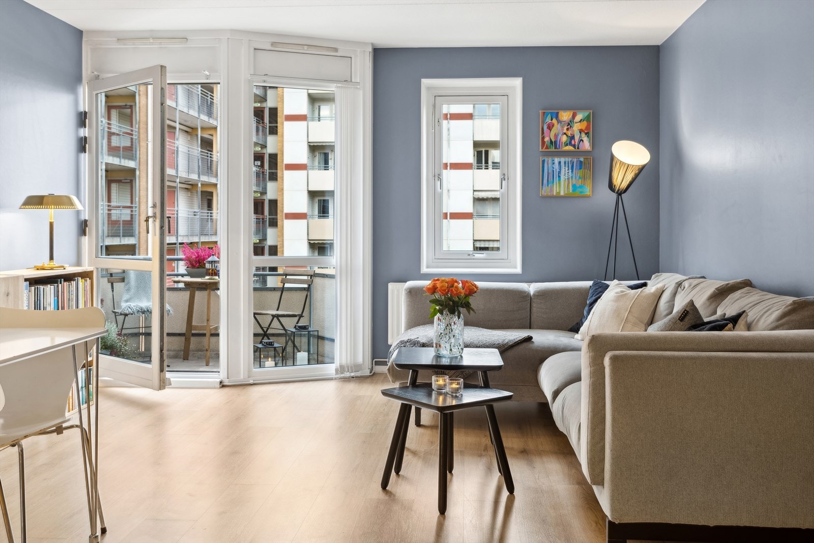 Boligen har en meget sentral beliggenhet med servicetilbud, butikker og fasiliteter rett utenfor døren. Galleribilde