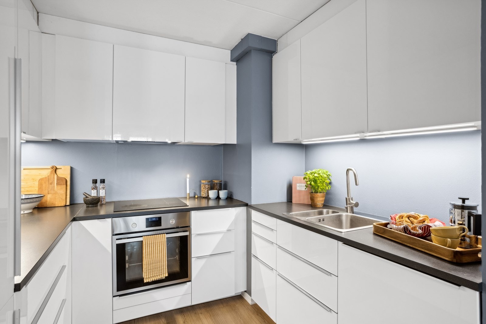 Integrert koketopp, stekeovn, oppvaskmaskin og kjøl-/fryseskap. Galleribilde