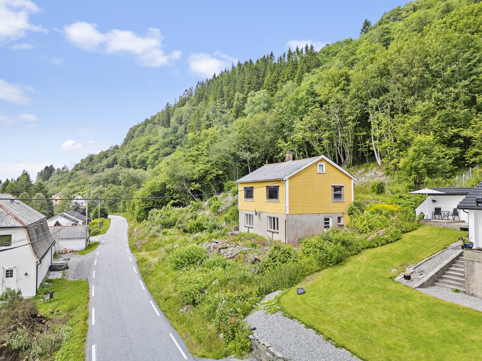 Boligen ligger langs fylkesveien, ca. 6 min kjøretur fra Holmedal sentrum. Galleribilde