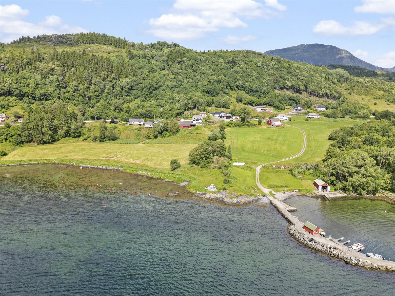 Det antas at naustomten ligger mellom molo og eksistererende naust, til høyre for moloen. Galleribilde