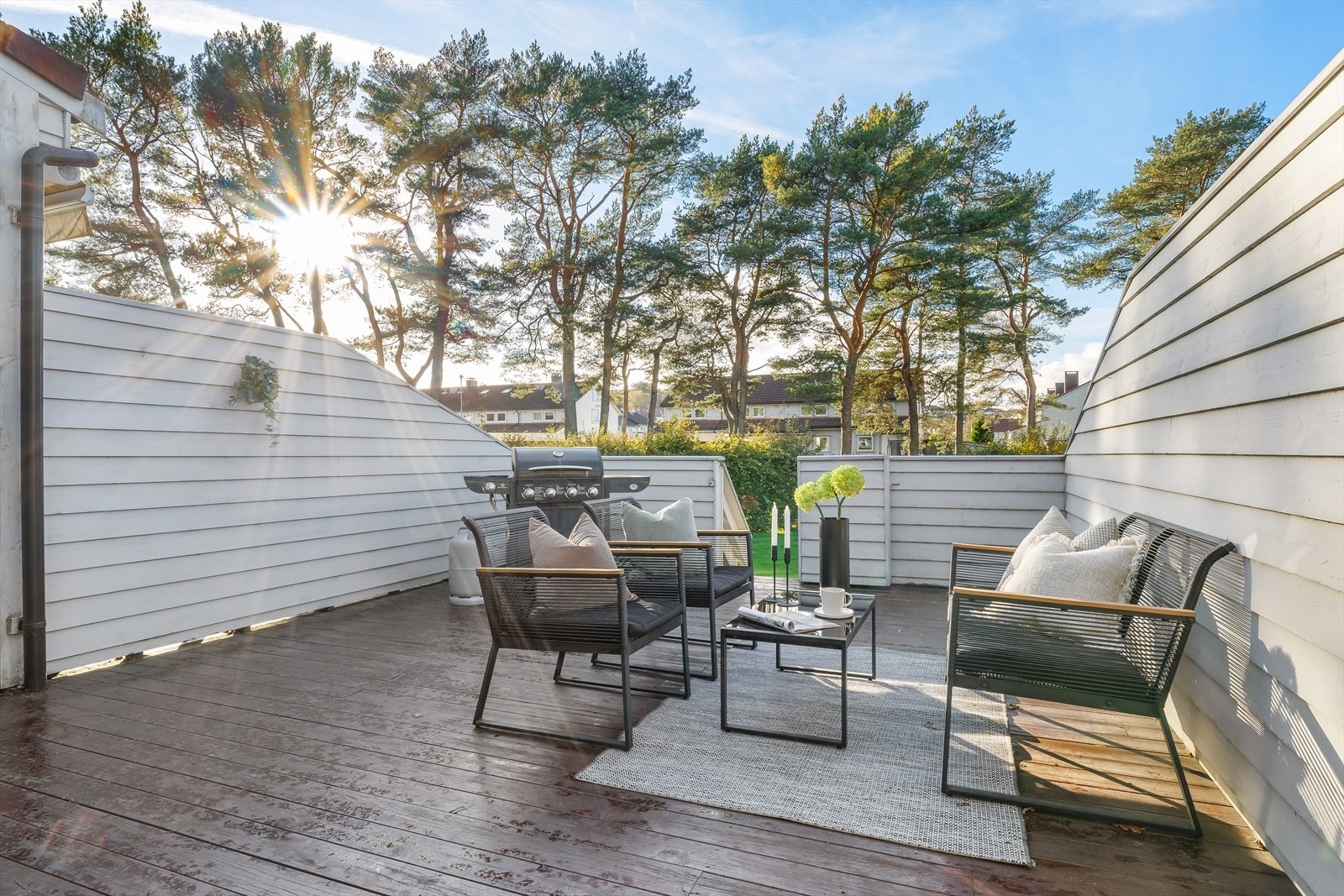 Fra terrassen er det nedgang til fellesareal, kjekt f.eks for ungene og spille ball Galleribilde