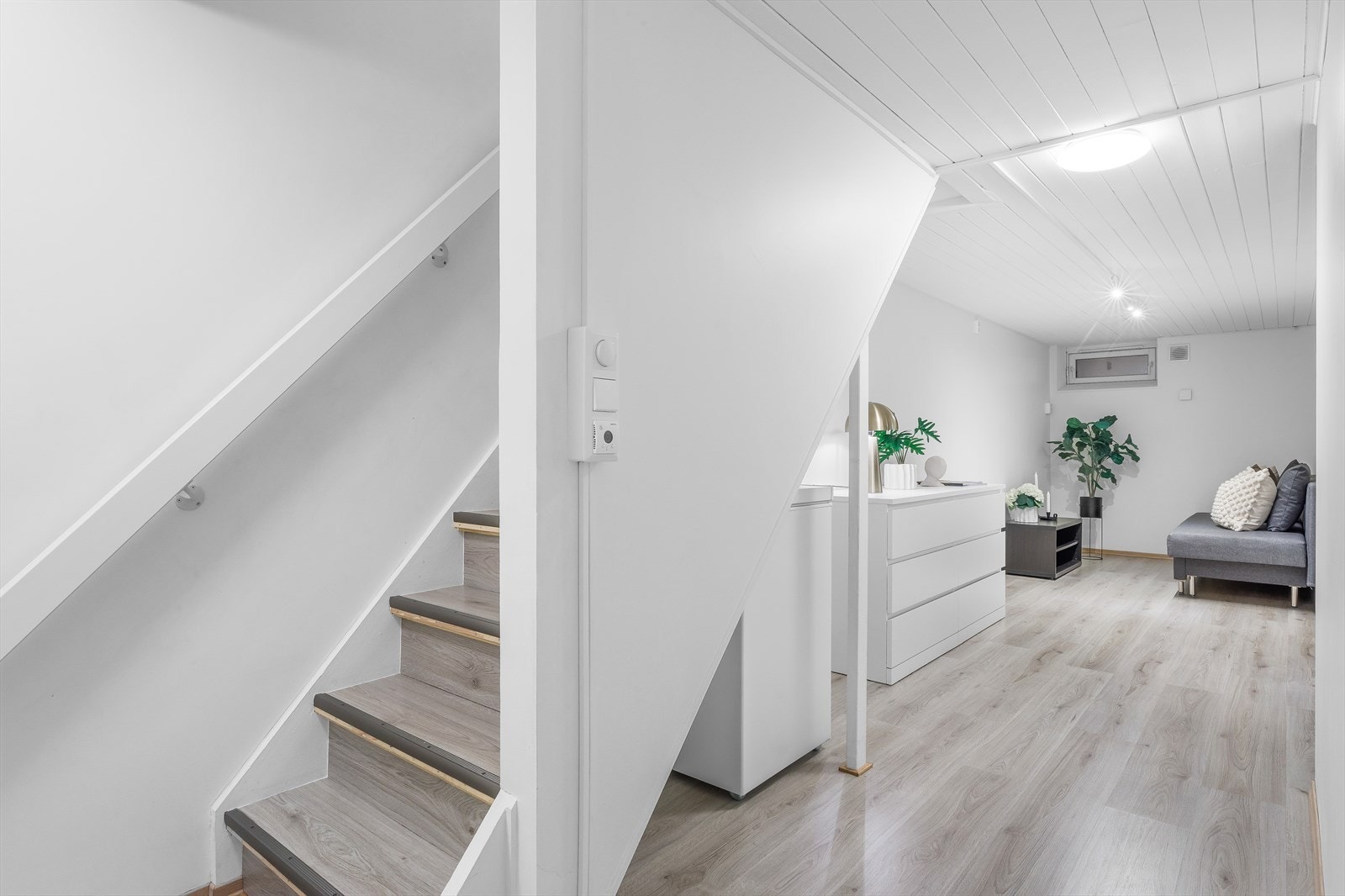 Trapp ned til underetasjen (arealene i underetasjen er ikke byggemeldt/godkjent hos BRL eller kommunen) Galleribilde