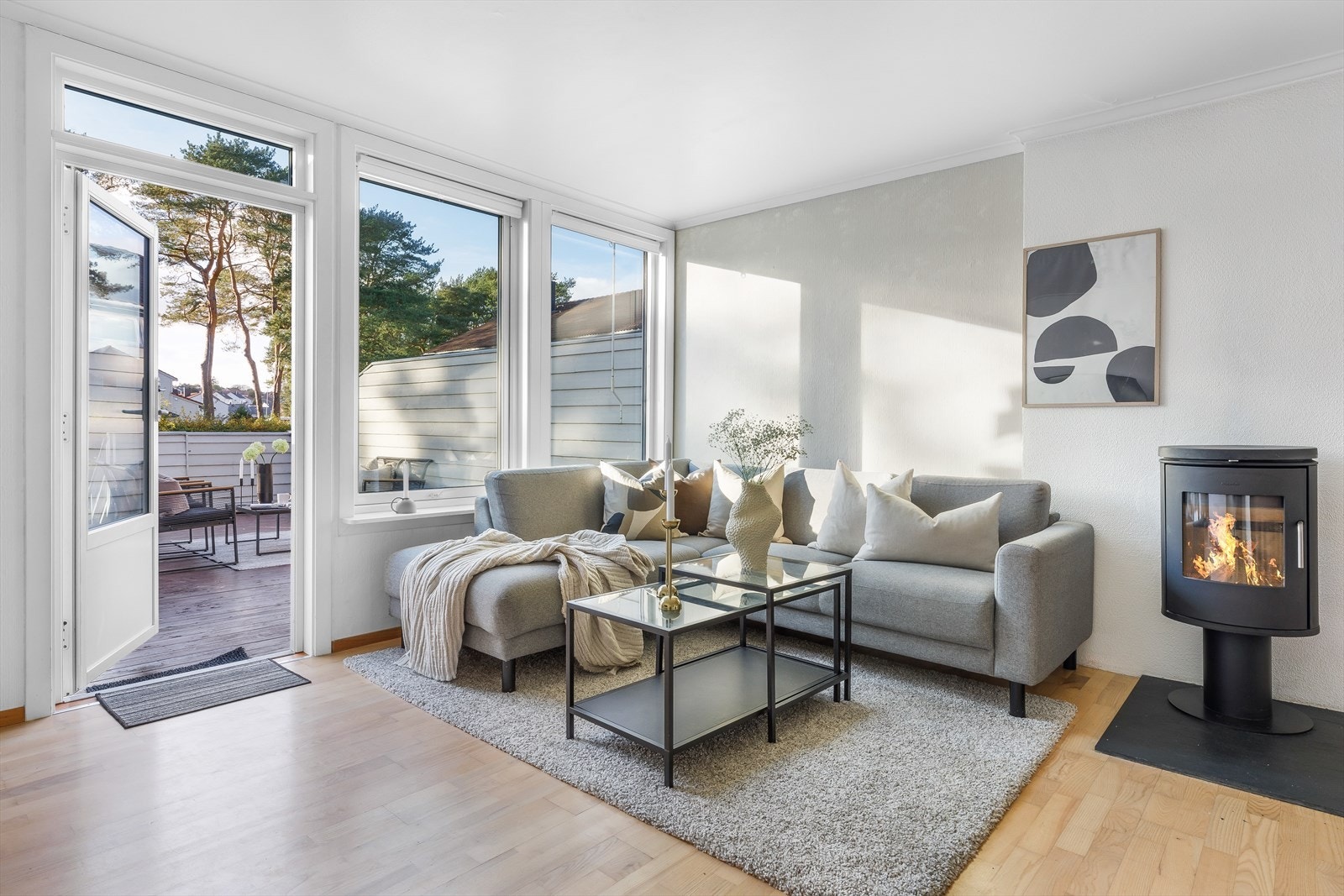 Stue med peis og utgang til vestvendt terrasse Galleribilde