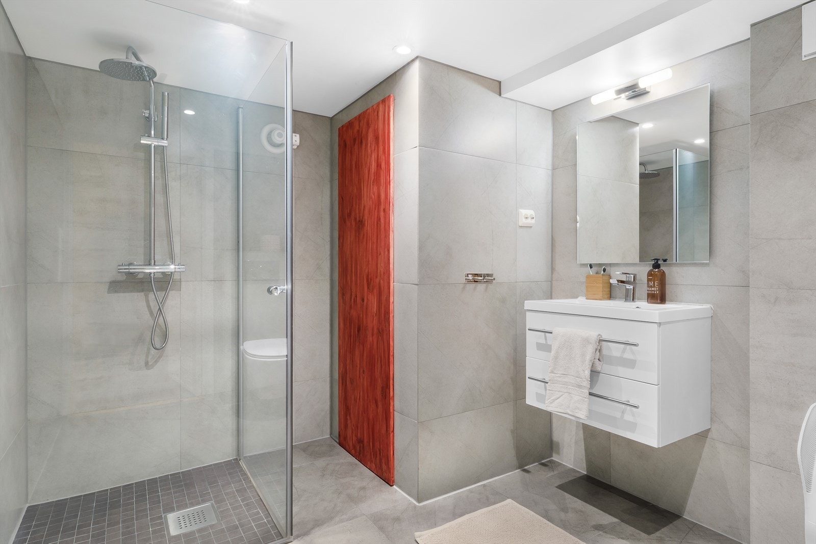 Bad i underetasje. Varmtvannsbereder i rommet i hjørnet. Galleribilde