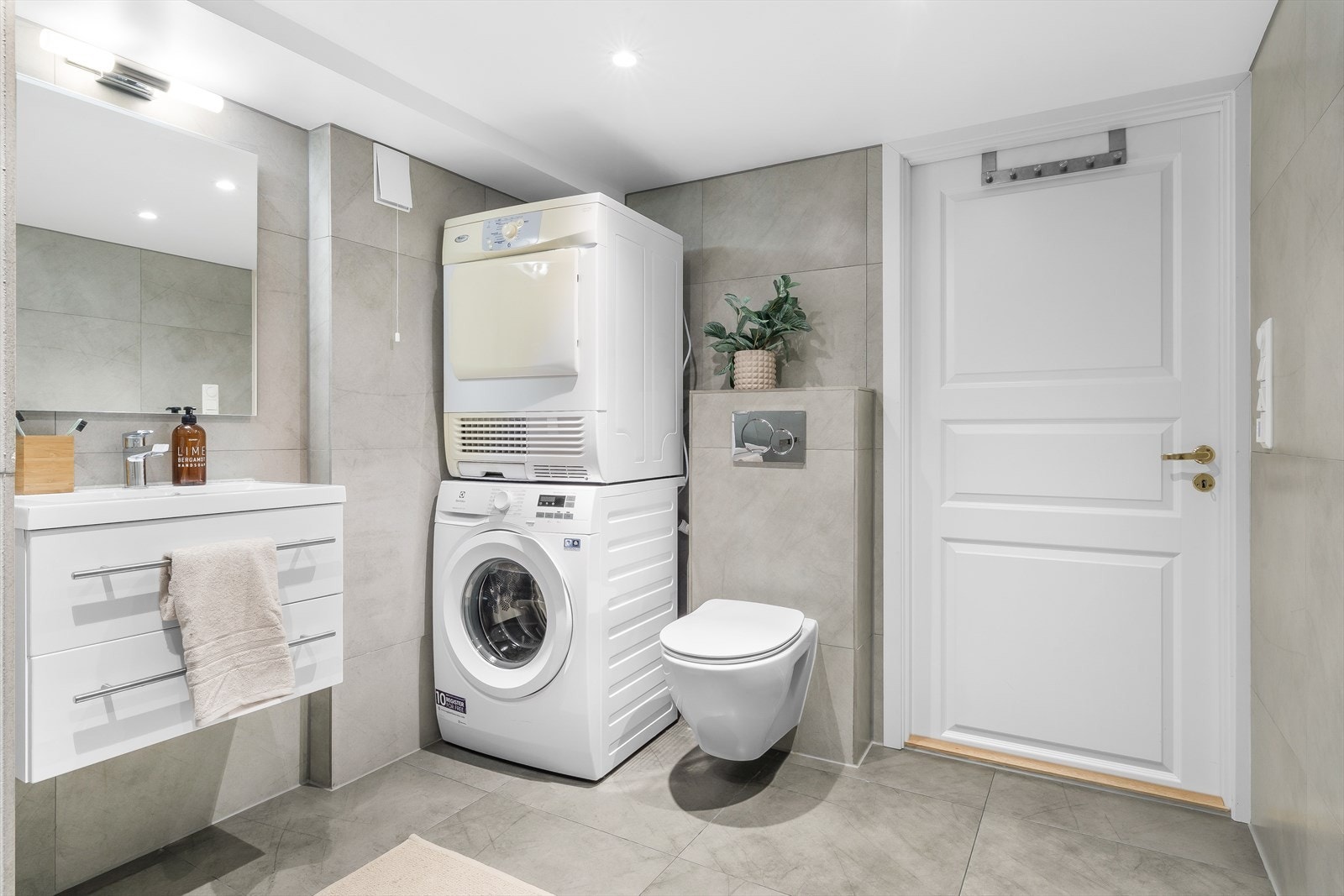 Bad i underetasjen, kombinert med vaskerom Galleribilde