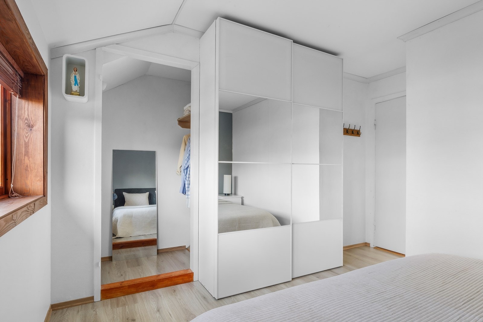 Hovedsoverommet har plass til garderobeskap, i tillegg til egen walk-in garderobe Galleribilde