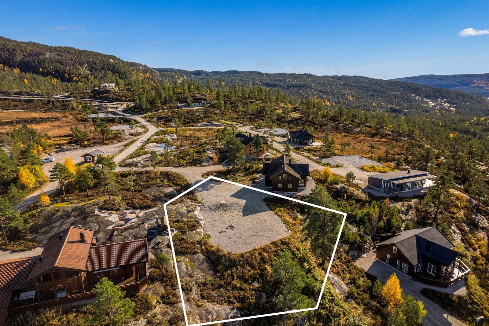 Tomten er stor og ligger høyt i terrenget. Galleribilde